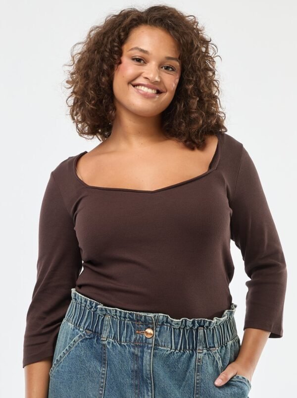 قميص Camiseta con escote